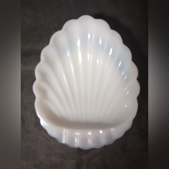 Vintage Milk Glass Shell Trinket Dish/Soap Dish Size 4x6 EUC - Picture 5 of 7